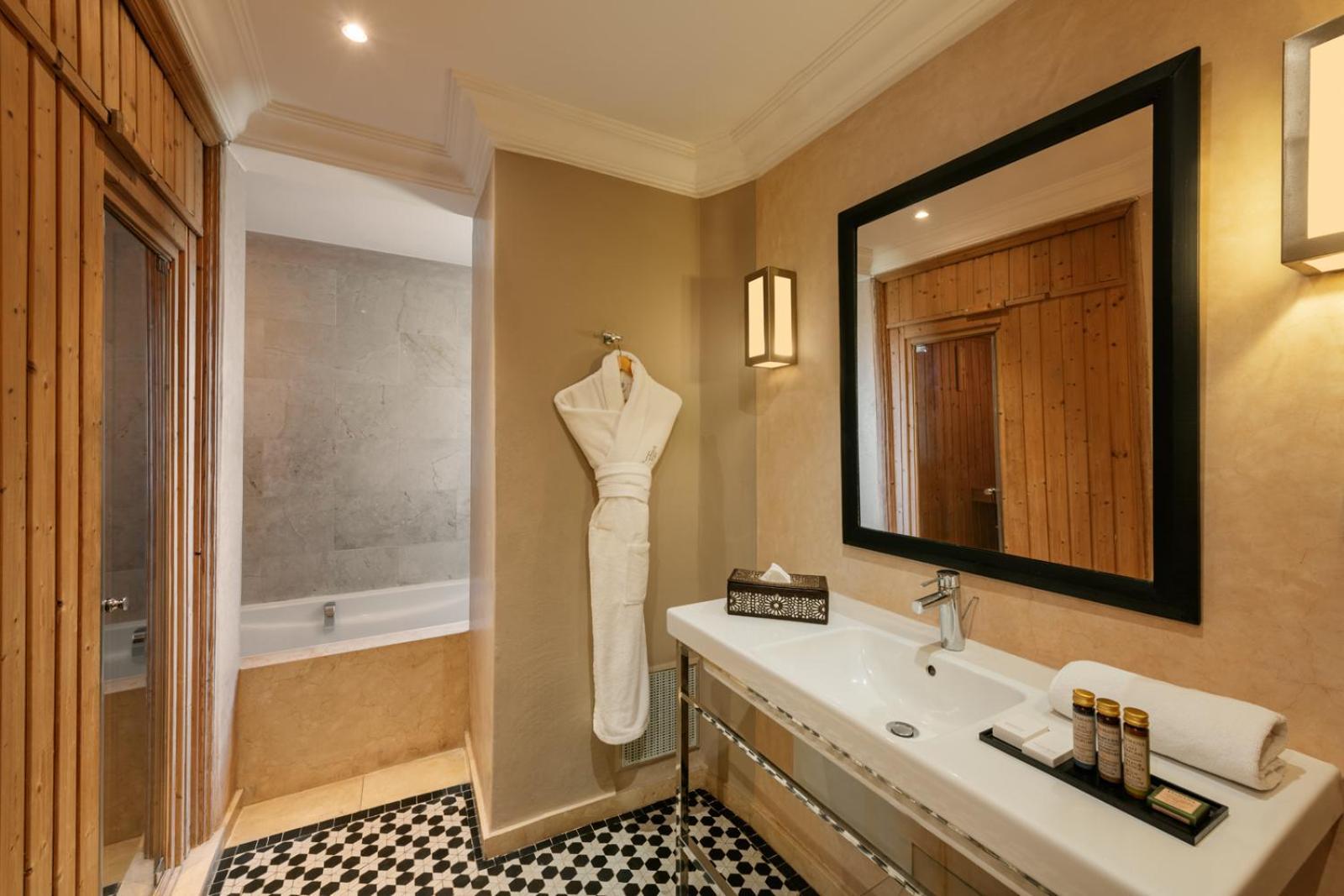 Hivernage Hotel & Spa Марракеш Экстерьер фото A bathroom at the hotel